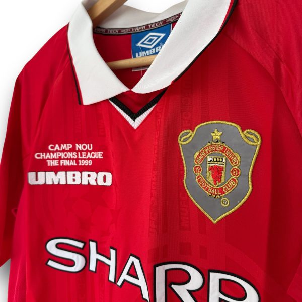 0CB8F26B-09ED-4235-8950-A03E01B77DCD.jpg Camiseta Manchester United 1999-2000 Local Final UCL