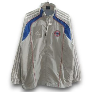 93179cc8bayern-25-26-grey-with-blue-windbreaker-jacket-Photoroom.jpg Chaqueta Bayern Munich 2025-2026 – Cortavientos