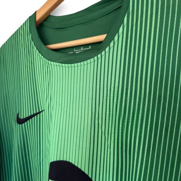 AB8308FB-C8DC-4C59-AE23-9150AB0C0A80-Photoroom.webp Camiseta Barcelona 2025-2026 Portero Local