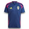 B8aZRtF64z6yh4g.jpg Camiseta Suecia 2024-2025 Visitante