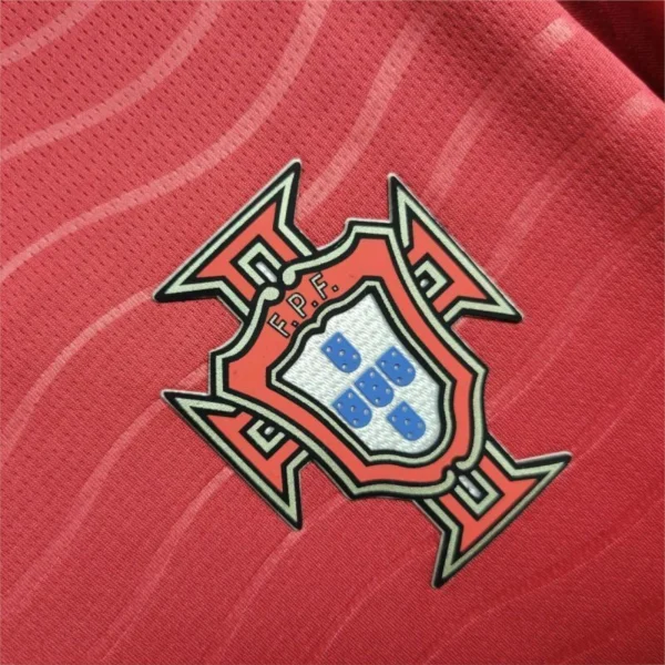 Camiseta-Portugal-Mundial-2026-escudo-Photoroom.webp Camiseta Portugal 2025-2026 Local