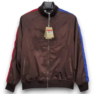 b-atravisscottversionwindbreakerjacket-Photoroom-Photoroom.webp Chaqueta Especial Travis Scott Barcelona – Cortavientos