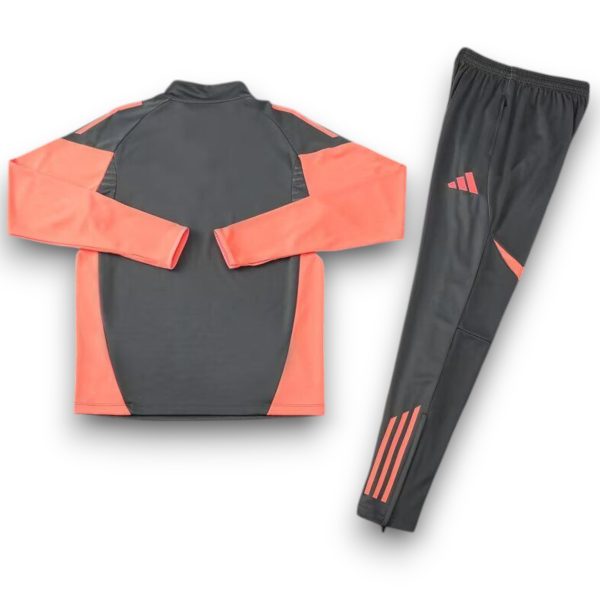 bayern-25-26-dark-grey-with-orange-training-suit-kid-size1-Photoroom.jpg Chándal Bayern Múnich 2025-2026 Visitante – Entrenamiento