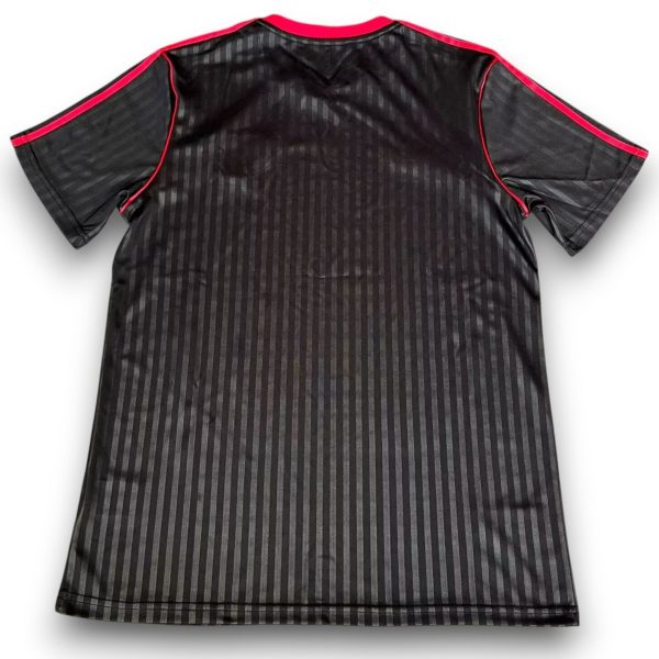 camiseta-man-united-retro-entrenamiento-Photoroom.jpg Camiseta Manchester United Entrenamiento – Retro Black