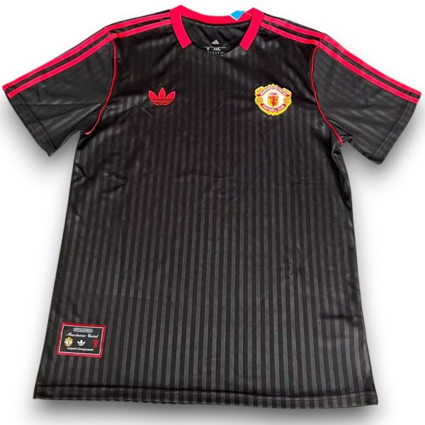 camiseta-man-united-retro-entreno-Photoroom.jpg Camiseta Manchester United Entrenamiento – Retro Black