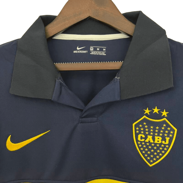 camiseta-retro-boca-juniors-2009-cuello-camisa-PhotoRoom.png-PhotoRoom.png Camiseta Boca Juniors 2009-2010 Visitante