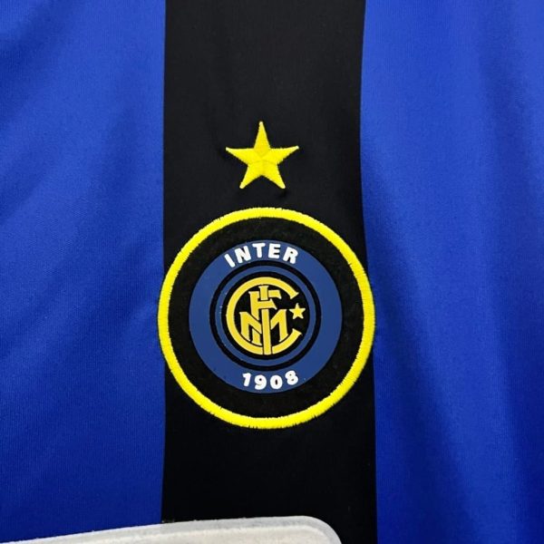 camiseta-retro-local-azul-negra-inter-milan-2002-2003-nike-2-2f5ca6e96360a8e2d817413164806084-1024-1024-Photoroom.jpg Camiseta Inter de Milán 2002-2003 Local