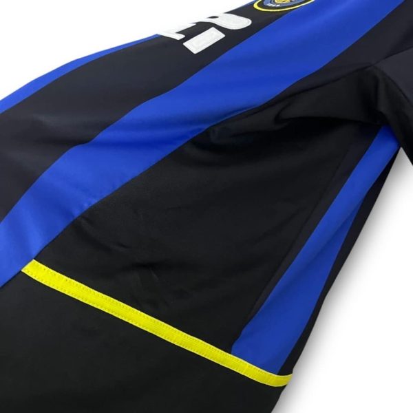 camiseta-retro-local-azul-negra-inter-milan-2002-2003-nike-3-6bf0439f0bcd114f4c17413164805672-1024-1024-Photoroom.jpg Camiseta Inter de Milán 2002-2003 Local