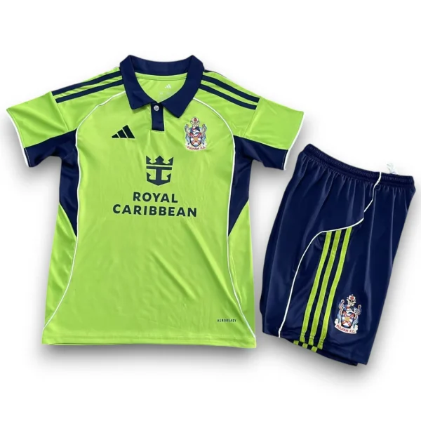 fulham_25-26_green_away_kid_kit.webp Camiseta Fulham 2025-2026 Visitante