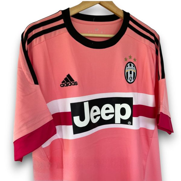 image_e372cbfc-c7a3-4482-800c-632f989de190-Photoroom.jpg Camiseta Juventus 2015-2016 Visitante
