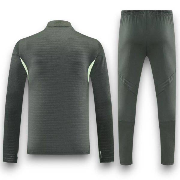 madrid-25-26-dark-green-training-suit1-Photoroom.jpg Chándal Real Madrid 2025-2026 Alternativo 3 – Entrenamiento
